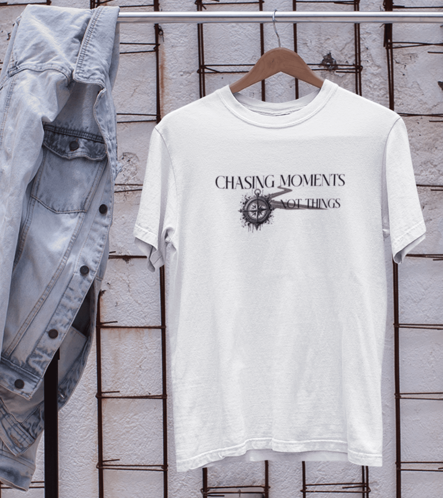 Streetstyle Unisex Shirt „Chasing Moments, Not Things“