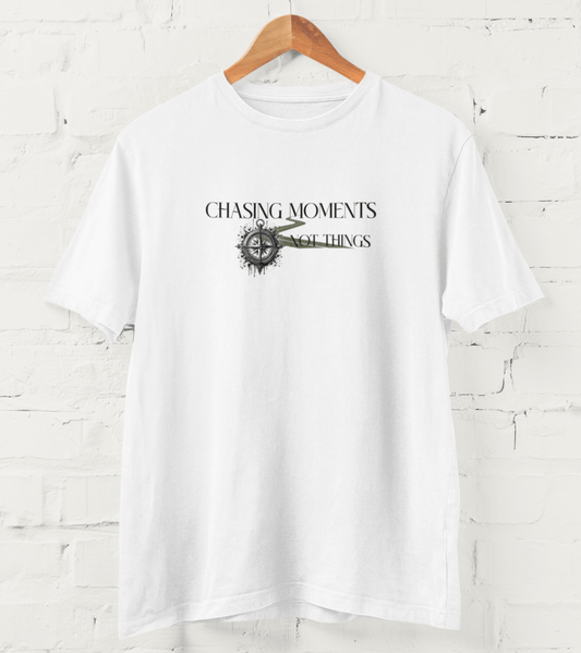 Streetstyle Unisex Shirt „Chasing Moments, Not Things“
